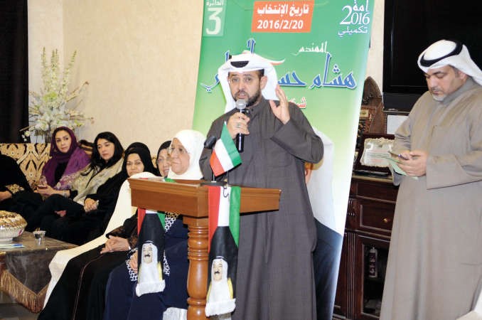 هشام البغلي خلال حديثه لناخبات الدائرة الثالثة