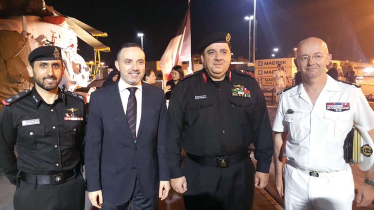 اللواء خالد احمد الكندري والسفير الفرنسي كريستيان نخلة وقائد الفرقاطة ايمانويل ساجوري﻿