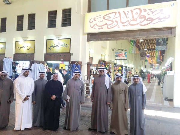 دحسن كمال والمشاركون في الجولة على اسواق المباركية