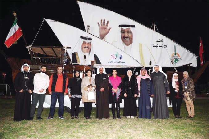 داحمد الاثري والشيخة الطاف سالم العلي ونائب رئيس التحرير الزميل عدنان الراشد ومحسن الزنكي وفاطمة العازمي خلال الحفل ﻿