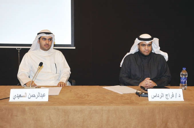 د فراج الرداس وعبدالرحمن السعيدي خلال الندوةقاسم باشا