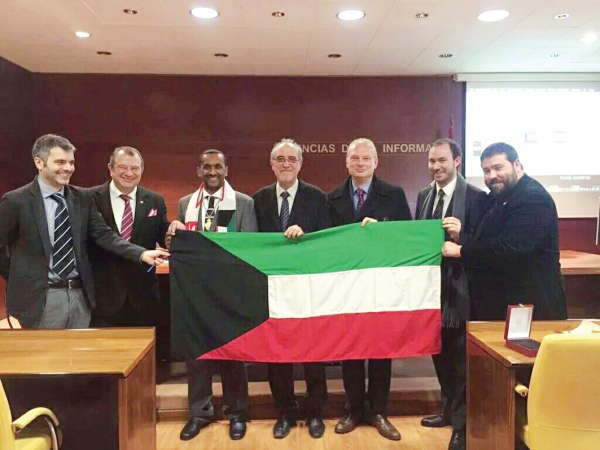 الديكان يرفع علم الكويت بعد حصوله على الدكتوراه﻿