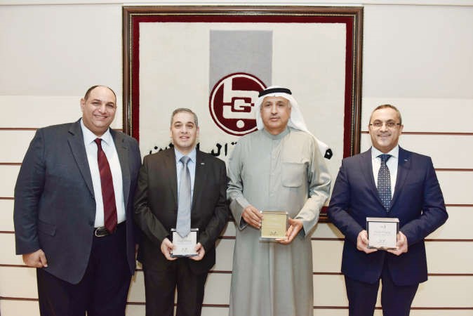 صالح البابطين الرئيس التنفيذي لمجموعة البابطين متوسطا محمد شلبي ومنير صوايا مدير مبيعات انفينيتي وبسام امين مدير قسم الصيانة في انفينيتي﻿
