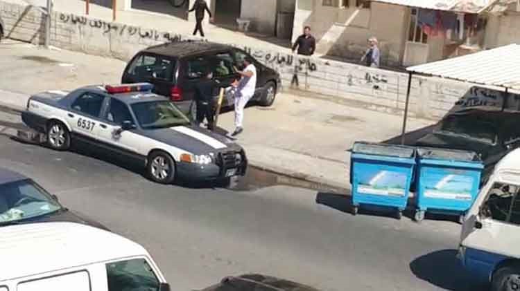 بالفيديو.. أردني فصل فرقص بـ «الفانيلة والسروال» في الشارع ونكّل بشرطي !