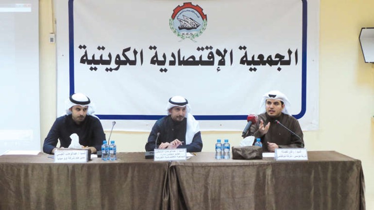 جانب من الندوة ويبدو من اليمين راكان الفضالة وعبدالوهاب البابطين وعبدالوهاب العيسى