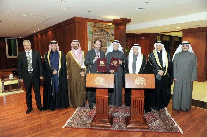علي الغانم وعبدالوهاب الوزان في جانب من توقيع الاتفاقية 