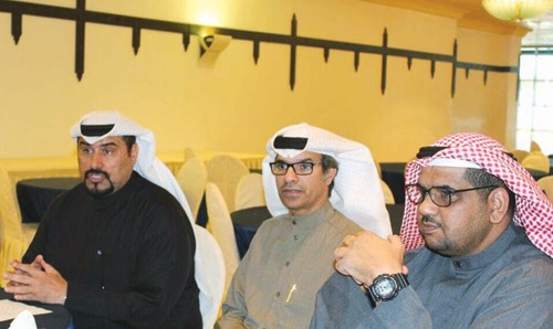 محمود ابل متحدثا للحاضرين والى جانبه دغانم السهلي وخالد بوناشي﻿