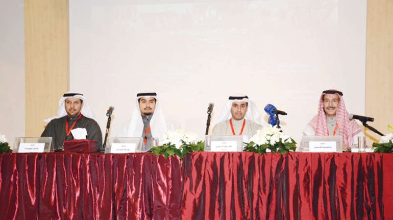 المشاركون في الندوة الثقافية