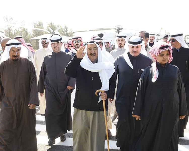 صاحب السمو الامير الشيخ صباح الاحمد يحيي الحضور لدى وصوله الى المزرعة ﻿