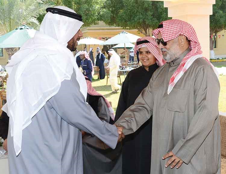الشيخ حمد صباح الاحمد مصافحا الشيخ احمد المنصور ﻿