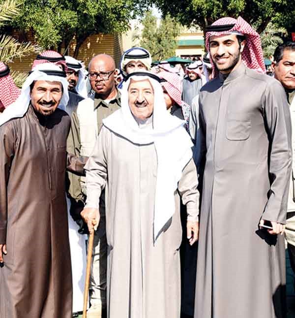 صاحب السمو الامير الشيخ صباح الاحمد مع الشيخ علي الجابر والشيخ صباح علي الجابر ﻿