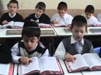 لندن: مدارس يهودية متشددة تشطب صور النساء من مناهجها