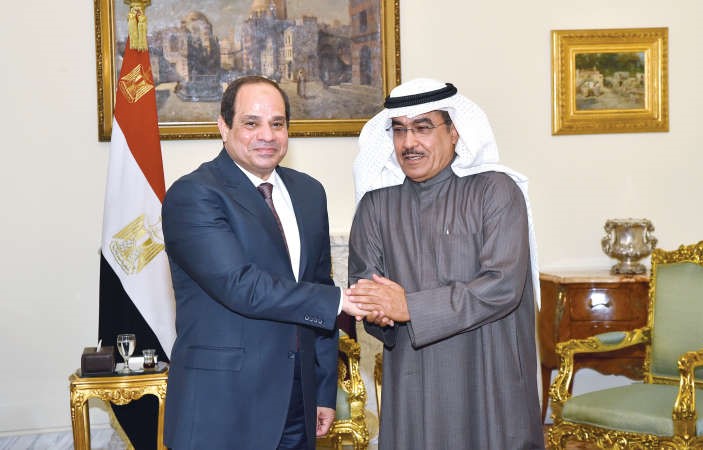 الرئيس المصري عبدالفتاح السيسي مستقبلا نائب رئيس التحرير الزميل عدنان الراشد امس 