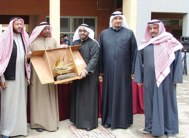 ومتسلما درع التكريم من عادل الراشد مدير الشؤون التعليمية بمنطقة الاحمدي التعليمية وخالد العنزي مدير مدرسة زيد بن علي وجاسم الطراروة مدير ثانوية جاسم الخرافي وعبد الرحمن الهذلول مدير معن بن زائدة﻿