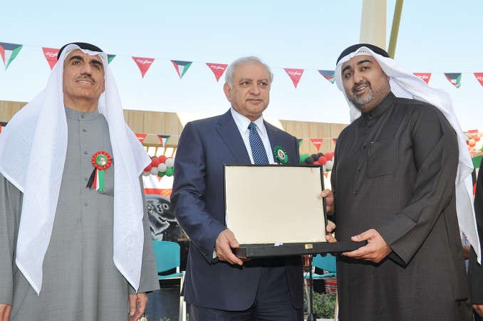 انور البغدادي يتسلم تكريم البنك الاهلي المتحد﻿