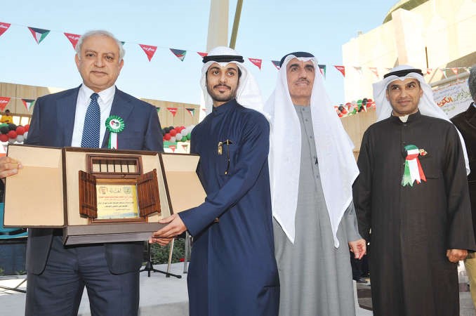 ابراهيم المطيري يتسلم تكريم وزارة الاعلام نيابة عن وزير الاعلام ﻿
