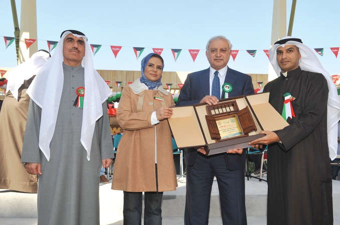 د انور الشريعان ودامثال الحويلة يكرمان وزير التربية﻿
