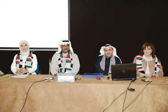 مساعد الغوينم وابتسام القعود ودناصر المنيع خلال الندوة ﻿