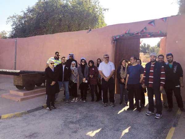 لقطة تذكارية امام القصر الاحمر﻿