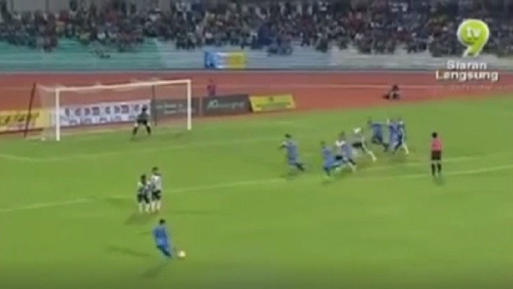 بالفيديو.. هدف من افضل الركلات الحرة في تاريخ كرة القدم 