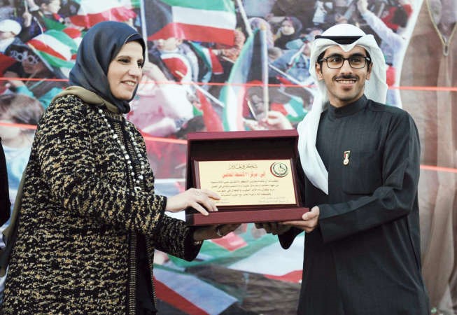 لجنة رئيس مجلس الامة تكرم بيتك﻿