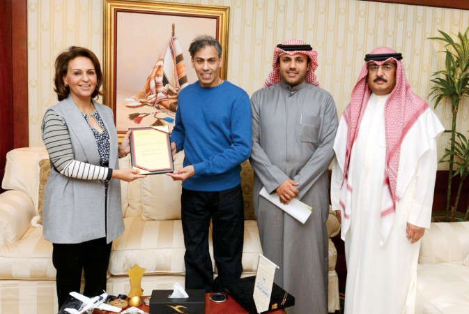 رشا الرومي خلال استقبالها بطل العالم لمبارزة ذوي الاعاقة طارق القلاف﻿