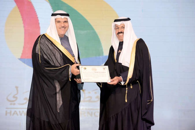 محافظ حولي الفريق اول مالشيخ نواف الاحمد مكرما وزير الاعلام ووزير الدولة لشؤون الشباب الشيخ سلمان الحمود﻿