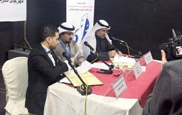 دفهد الهاجري والفنان مازن الغرباوي اثناء توقيع البروتوكول ويتوسطهما دفيصل القحطاني