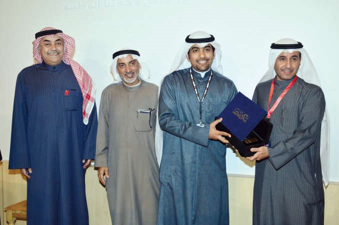 تكريم جريدة الانباء ومستشار الادارة العامة الزميليوسف عبدالرحمن يتسلمه الزميل عبدالله صاهود