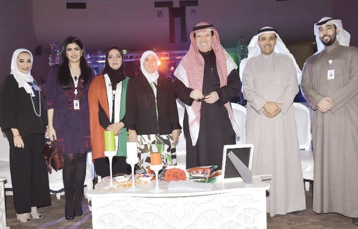 دفاطمة الملا وممثلو شركة VIVA خلال الحفل