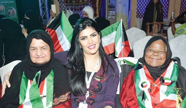 حصة السبع تتوسط مسنتين في دار الرعاية