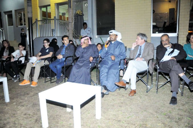 دمحمد الفيلي ودمحمد الوهيب وعدد من المشاركين في الامسية﻿