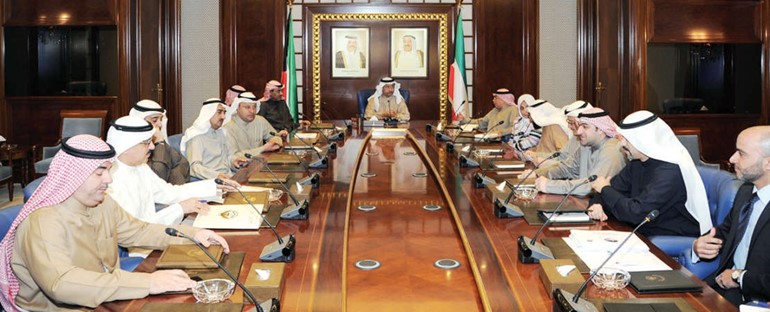 سمو رئيس الوزراء الشيخ جابر المبارك مترئسا اجتماعا مع الوزراء والمسؤولين المعنيين بتنويع مصادر الدخل