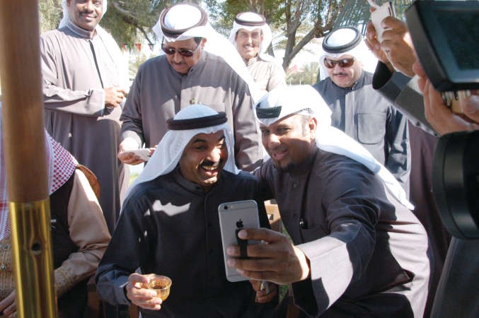 سيلفي يجمع بين طارق العلي وخالد العجيرب 
