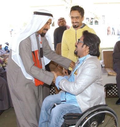 الجابر مصافحا عبدالكريم العنزي 