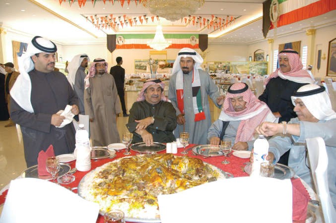الشيخ علي الجابر ومعلي اليوحة والشيخ دعيج الخليفة والفنانان عبدالحسين عبدالرضا وسعد الفرج خلال حفل الغداء