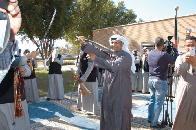 الفنان خالد العجيرب يؤدي العرضة 