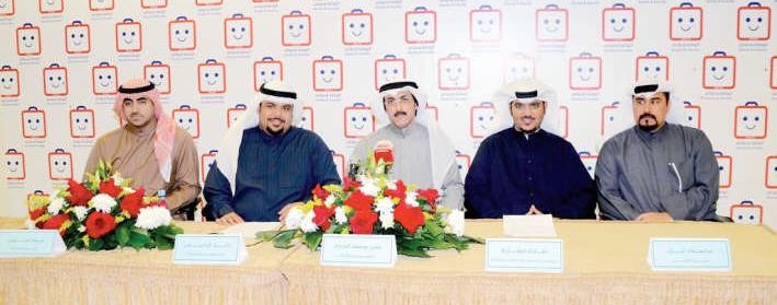 علي الحداد متحدثا ومتوسطا أعضاء مجلس الإدارة﻿