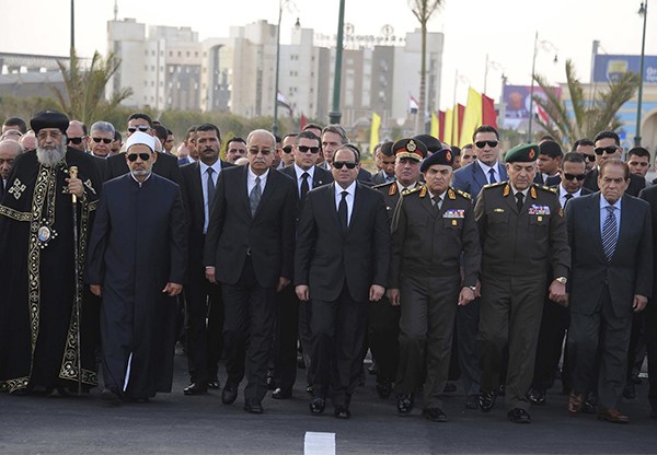 الرئيس عبدالفتاح السيسي في مقدمة مشيعي الامين العام الاسبق لمنظمة الامم المتحدة د بطرس بطرس غالي في جنازة عسكرية امس رويترز