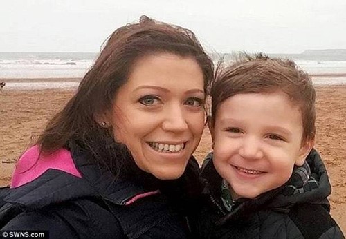 ابن الأربعة أعوام لم يرغب في رؤية والدته حزينة، فماذا فعل؟