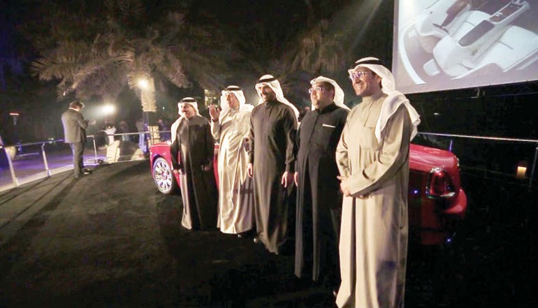 مسؤولو الشركة بعد الكشف عن داون الجديدة 