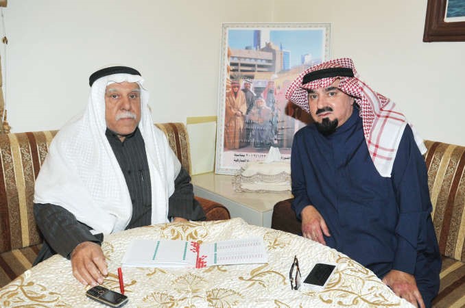 محمود ديكسن مع الزميل منصور الهاجري خلال اللقاء قاسم باشا