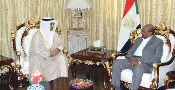  الرئيس السوداني عمر حسن البشير خلال لقائه السفير طلال منصور الهاجري ﻿