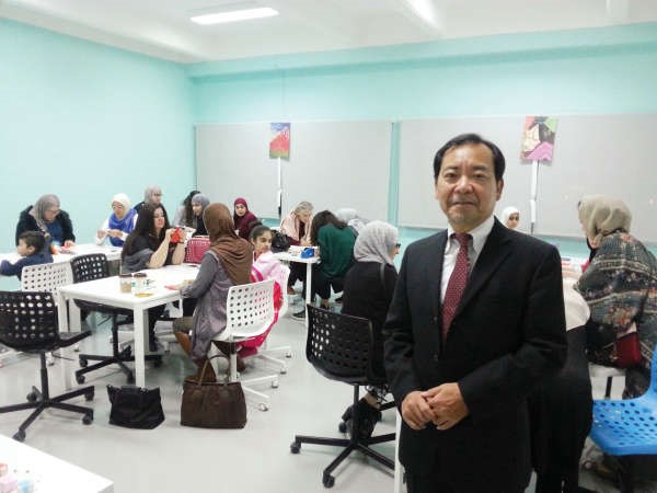 السفير الياباني تاكاشا اشاكي خلال اشرافه على ورشة العمل
