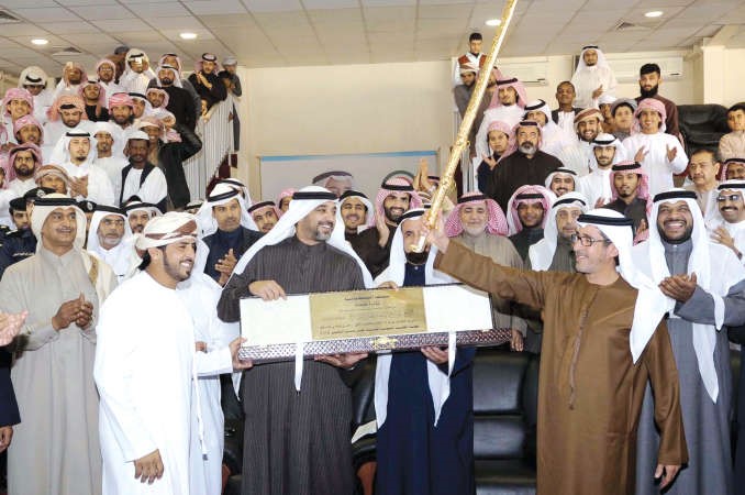 الشيخ محمد العبدالله يسلم السيف الذهبي للشيخ راشد بن حمدان ﻿