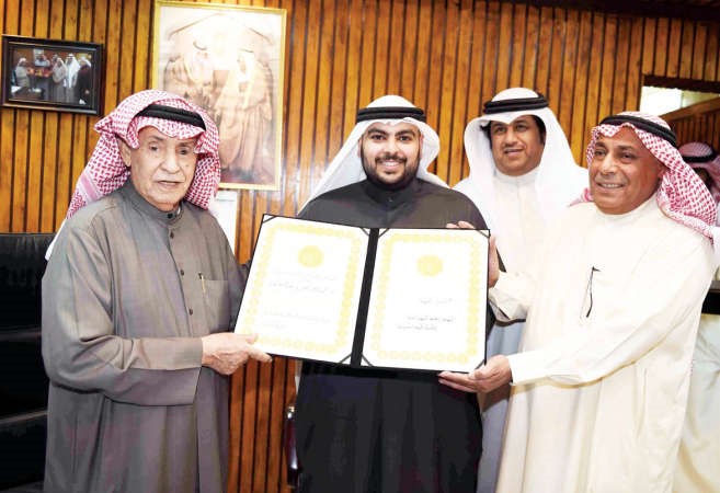 الشيخ فهد احمد الفهد يقدم العضوية الشرفية للعتيبي 