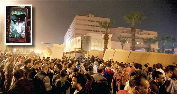 غضب كبير من اهالي الدرب الاحمر بمحيط مديرية امن القاهرة بعد مقتل مواطن برصاص شرطيوفي الاطار مواطن يعرض صورة القتيل على جهازه الهاتفي رويترز