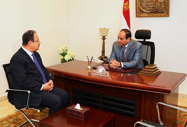 الرئيس المصري عبدالفتاح السيسي خلال لقائه بوزير الداخلية اللواء مجدي عبدالغفار في شرم الشيخ امس افپ