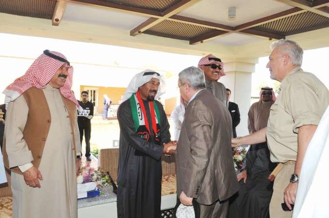 الشيخ علي الجابر مصافحا السفير العراقي محمد بحر العلوم بحضور الشيخ صباح الخالد ونائب وزير الخارجية خالد الجارالله