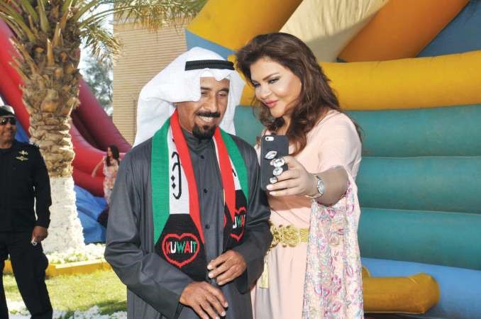 الشيخ علي الجابر وزوجته في سيلفي عائلي قاسم باشا
